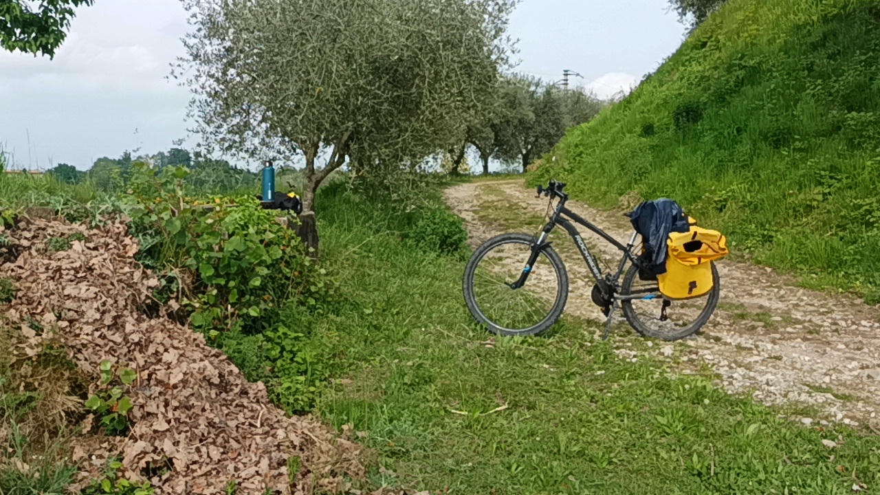 La bicicletta mtb Decathlon Rockrider st100 in collina durante la pausa caffè
