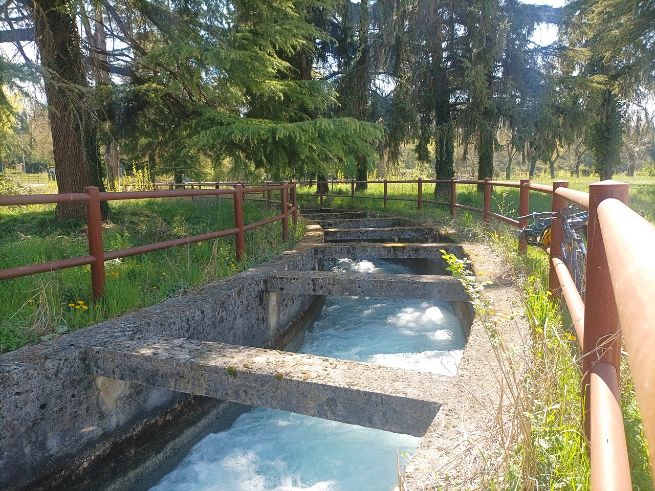canale-seriola-che si forma dall' uscita del fiume Mincio alla diga