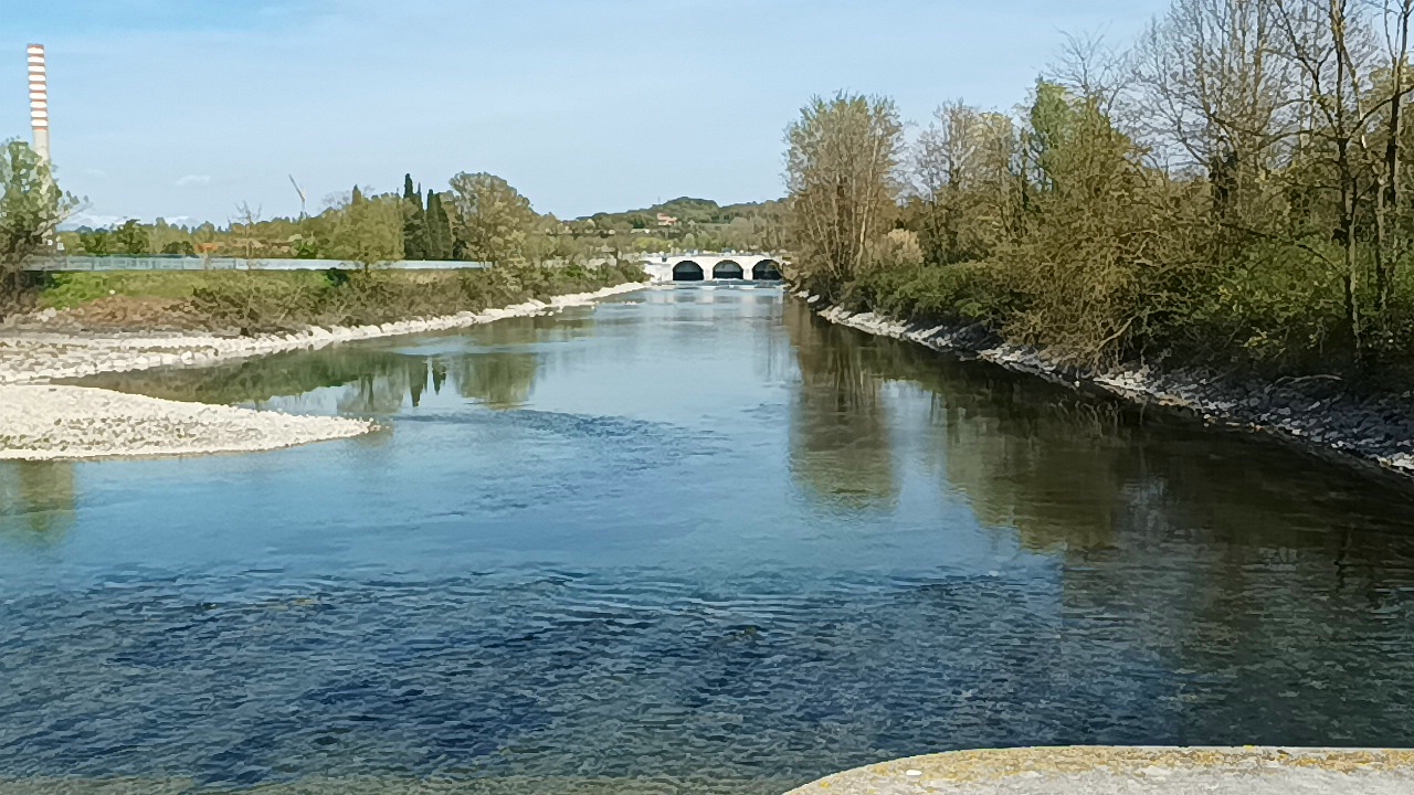 la-diga-del-fiume-mincio-nei-pressi-di-ponti-sul-mincio-2026